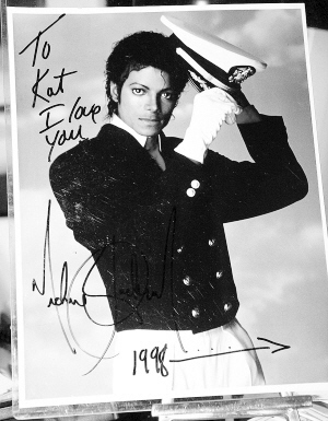 迈克尔杰克逊的签名照片与他家族成员的私人物