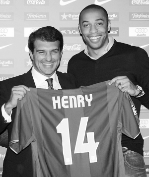 新加盟巴塞罗那俱乐部的法国球星亨利在诺坎普