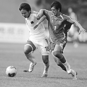 中国国青队球员王亮和伊朗队球员在比赛中拼抢