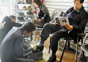 小小擦鞋店,一年赚上三四万--洛阳晚报--河南省
