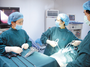 协和微创手术专家正在为患者做storz腹腔镜子