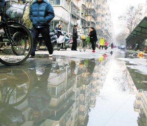 路面渗水,一周没人修--洛阳晚报--河南省第一家