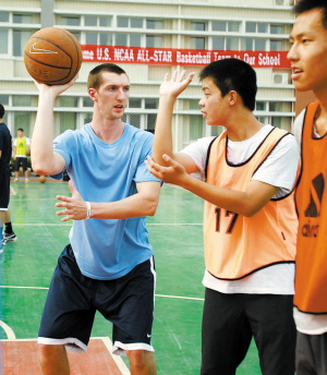 篮球滴溜转 欢乐满校园--洛阳晚报--河南省第一