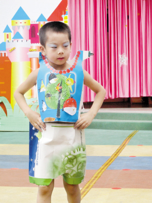 看! 幼儿园的毕业 环保舞蹈服--洛阳晚报--河南