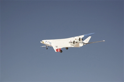 翼身融合新生代:美X-48C或成未来无人战机 --洛